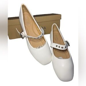 Top Moda White Flats with Strap and Rounded Toe Size 7